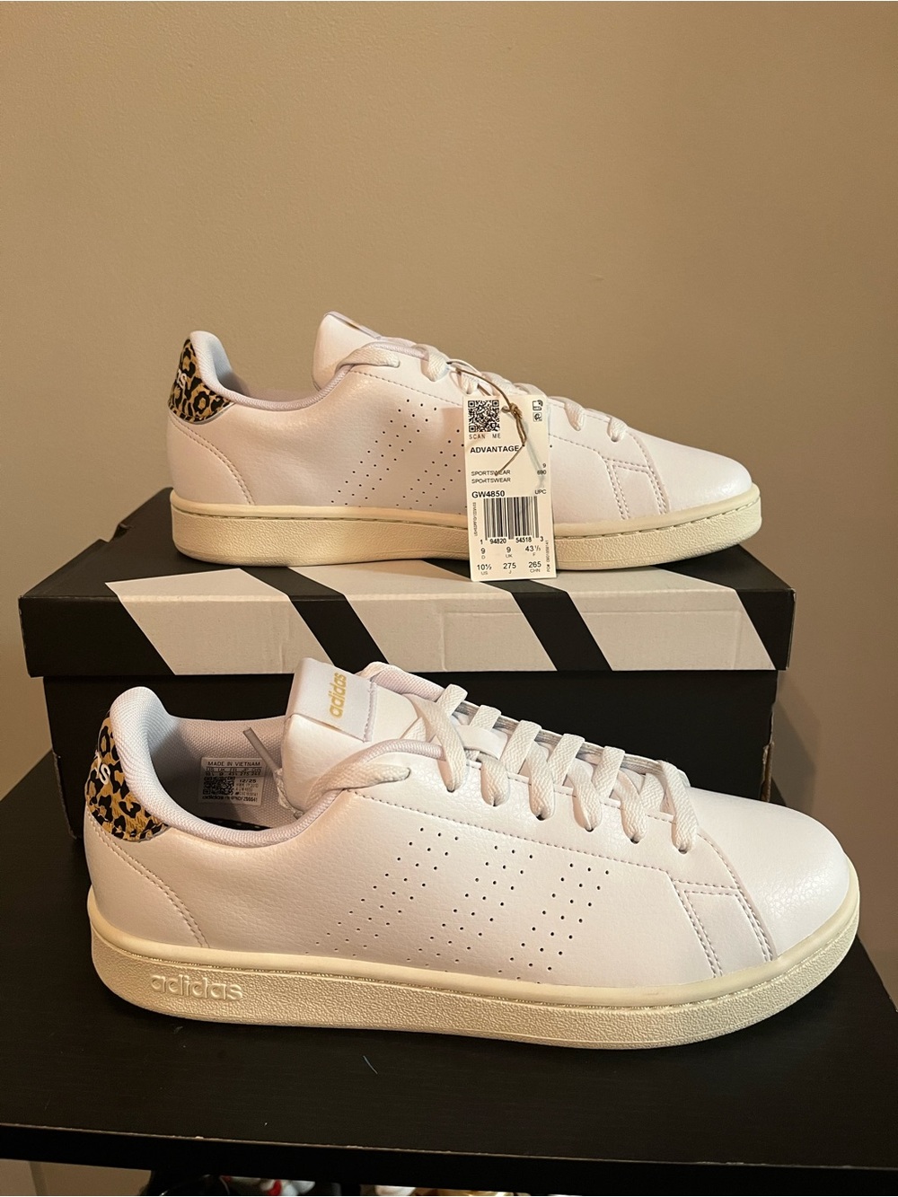 Adidas Advantage White Leather Sneaker with Leopard Accent Mens 10.5 woman’s 11.
